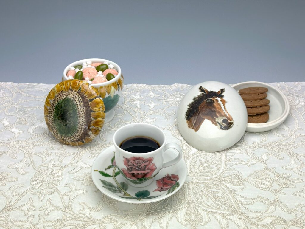 左から　色絵向日葵文ボンボニエール / 色絵薔薇文珈琲揃 / 釉彩馬文陶筥